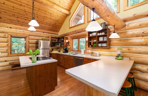 Sturgeon Bay Cabin | Nostalgic Log Home w/Hot Tub! “The Green Apple Lodge”