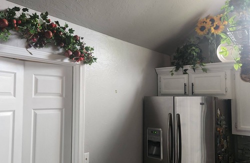 Oklahoma City House | Nostalgic Y2K themed rental 🏡 5 bed 🛏 2 full bath 🛁 large seating areas 🛋