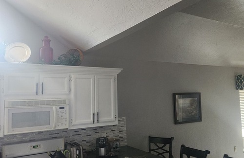 Oklahoma City House | Nostalgic Y2K themed rental 🏡 5 bed 🛏 2 full bath 🛁 large seating areas 🛋