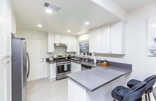 East Pasadena House | Not affected by the fire/Elegant Pasadena Retreat – Prime Comfort Awaits