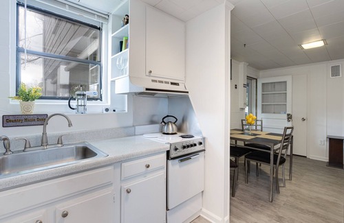 Donelson Apartment | Noteworthy by Opryland. No Stairs Fast Wifi.