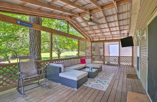 Rogers House | Noteworthy Cabin Grill, Walk to Beaver Lake!