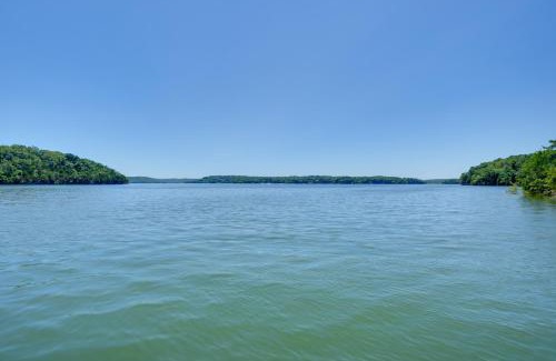 Rogers House | Noteworthy Cabin Grill, Walk to Beaver Lake!