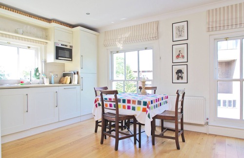 Notting Hill Apartment | Notting Hill Bright & Welcoming with King Beds