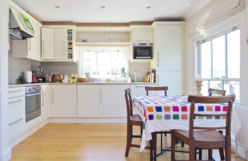Notting Hill Apartment | Notting Hill Bright & Welcoming with King Beds