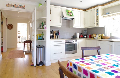 Notting Hill Apartment | Notting Hill Bright & Welcoming with King Beds