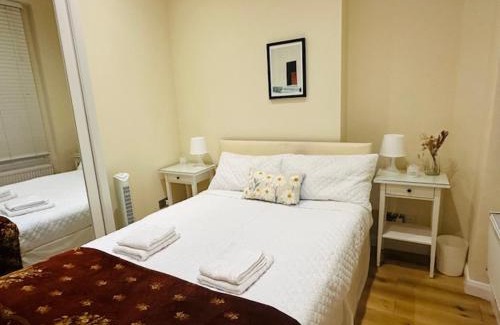 Pembridge Apartment | NOTTING HILL & HYDE PARK, Chic 2 DBL bed apartment, Moments to PORTOBELLO RD & KENSINGTON PALACE, 1 minute to Tube