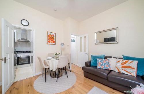 Pembridge Apartment | NOTTING HILL & HYDE PARK, Chic 2 DBL bed apartment, Moments to PORTOBELLO RD & KENSINGTON PALACE, 1 minute to Tube