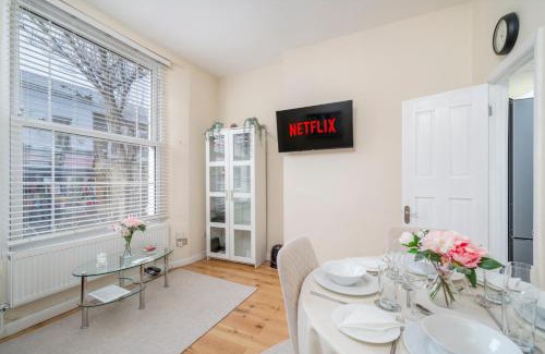 Pembridge Apartment | NOTTING HILL & HYDE PARK, Chic 2 DBL bed apartment, Moments to PORTOBELLO RD & KENSINGTON PALACE, 1 minute to Tube
