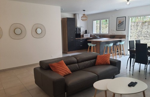 Montelimar Villa | Nouvelle Villa Provençale Calme, Proche du Centre