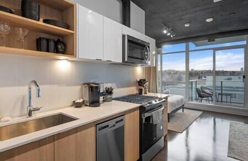 Connaught Apartment | "Nova" Bright Studio |Sofa Bed |Mins to Saddledome