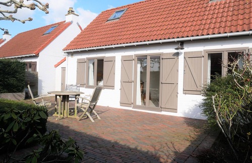 De Haan House | Novapark V39 - modern fisherman's cottage with large enclosed terrace