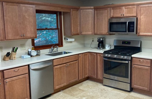 Demorest House | November Discount! River & creek, waterfall, hot tub, fire pit, dogs OK