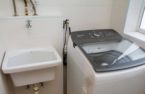 Centro Apartment | NOVO: Apto com Wi-Fi a 60m da Praia de Bertioga/SP
