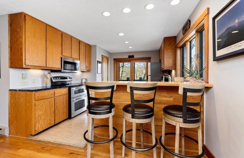 Nellysford House | Nowhere Land with Wintergreen Advantage