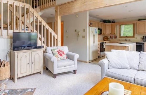 Davis House | NP17-Romantic Getaway! Close to towns! Hot tub!