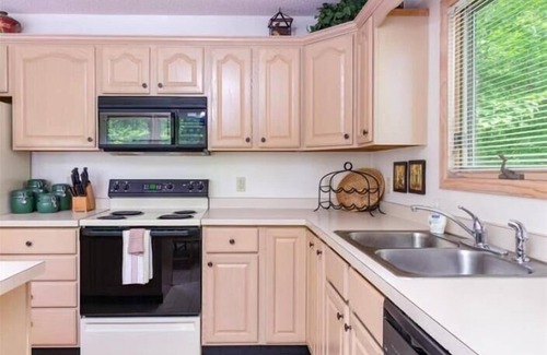 Davis House | NP17-Romantic Getaway! Close to towns! Hot tub!