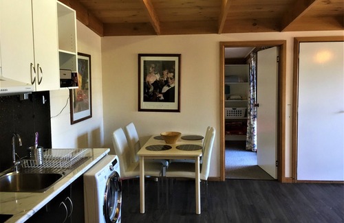 Dodges Ferry Apartment | nPeaceful beach retreat, close eateries & IGA store 30 min scenic drive Hobart