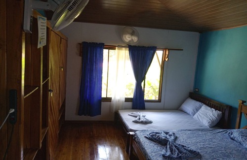 Samara House | nPrivate rooms, quiet, pool, wifi. 9 minutes from the beach.
