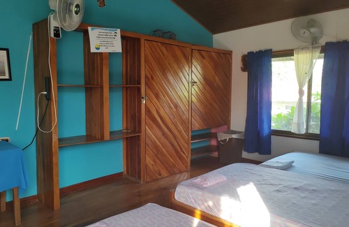 Samara House | nPrivate rooms, quiet, pool, wifi. 9 minutes from the beach.