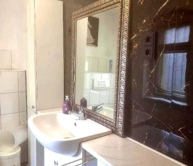 Annaberg-Buchholz House | Nr 10 Modernes helles Ferienzimmer für vier Personen familienfreundlich mit gemeinsamer Dusche