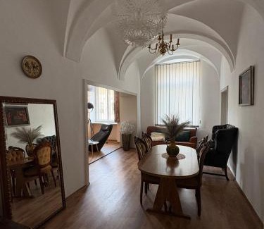 Annaberg-Buchholz House | Nr 2 Gemütliche Suite mit King-Size Bett und Essbereich im Zentrum im Neubarockstyle
