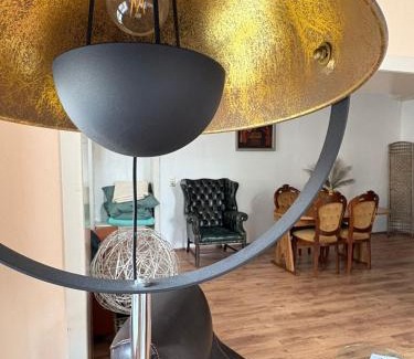 Annaberg-Buchholz House | Nr 2 Gemütliche Suite mit King-Size Bett und Essbereich im Zentrum im Neubarockstyle