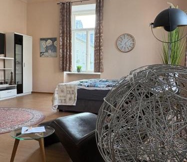 Annaberg-Buchholz House | Nr 2 Gemütliche Suite mit King-Size Bett und Essbereich im Zentrum im Neubarockstyle