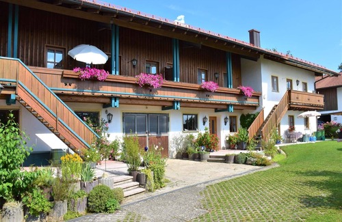 Bad Endorf Apartment | Nr. 3 Ferienwohnung, 38 qm Obergeschoss, 1 Separates Schlafzimmer