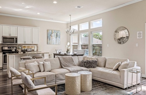 Southeast Houston House | Nr NRG Med Center | Yard Balcony Games Desk WiFi