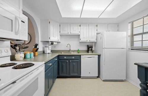 New Smyrna Beach Condo | NSB Direct Ocean View - Cozy 2-bedroom condo with Pool and AC