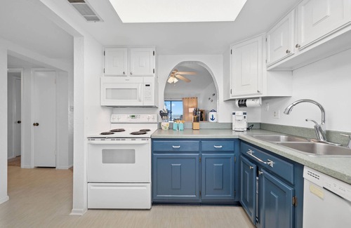 New Smyrna Beach Condo | NSB Direct Ocean View - Cozy 2-bedroom condo with Pool and AC