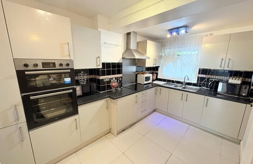 Abbey Wood House | ntJ&J Contractors or family staysn4-Bedroom Serviced accommodation
