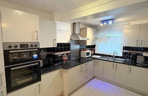 Abbey Wood House | ntJ&J Contractors or family staysn4-Bedroom Serviced accommodation