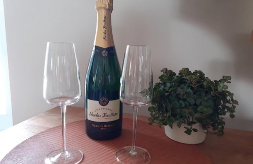 Lanester Apartment | Nuit en amoureux, champagne inclus