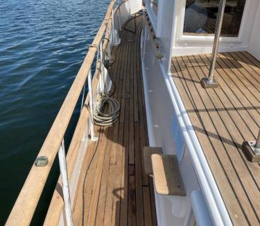 Caen City Centre Boat Rental | Nuit insolite a bord d un bateau