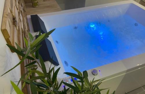 Vierzon Apartment | Nuit Magique en Love Room avec Jacuzzi Privé