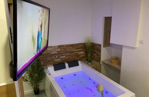 Vierzon Apartment | Nuit Magique en Love Room avec Jacuzzi Privé