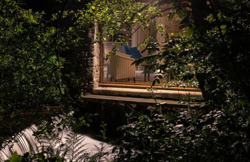 Bourg-Argental House | nuit romantique insolite dans une cascade
