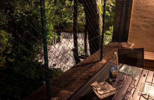 Bourg-Argental House | nuit romantique insolite dans une cascade