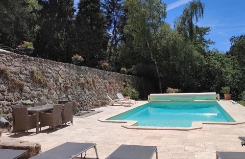 Bourg-Argental House | nuit romantique insolite dans une cascade