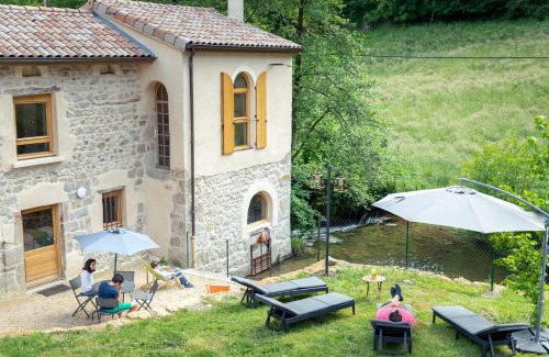 Bourg-Argental House | nuit romantique insolite dans une cascade