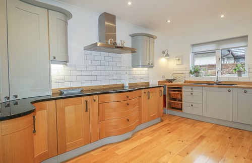 Marybank Cottage | NUMBER 11, family friendly, with hot tub in Beauly