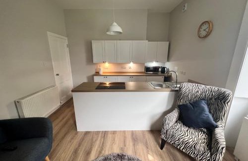 Helensburgh Apartment | Number 79, Cosy Central Helensburgh 1 Bedroom, ground floor pet friendly, garden