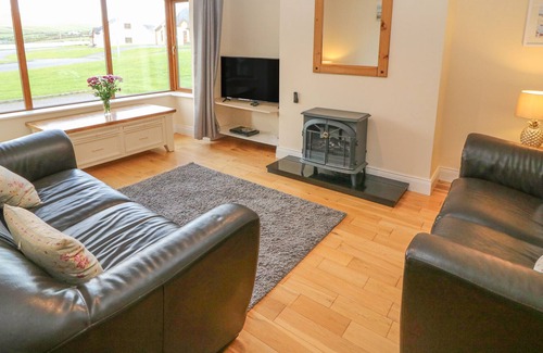 Lispole Cottage | NUMBER 8, pet friendly, with a garden in Lispole, County Kerry