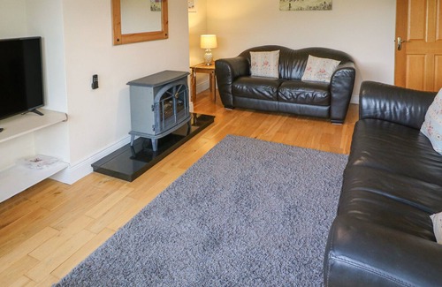 Lispole Cottage | NUMBER 8, pet friendly, with a garden in Lispole, County Kerry