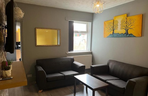 Fenham Apartment | Nuns Moor fully equipped kitchen free parking Netflix