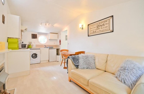 Whippingham House | Nutkins Lodge