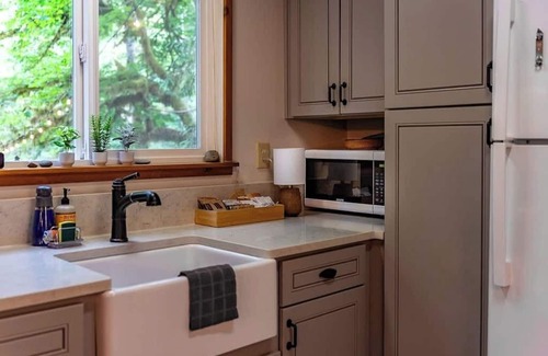 Verlot Cabin | NWPADS-Verlot River Cabin - Hot Tub-Firepit-Beach