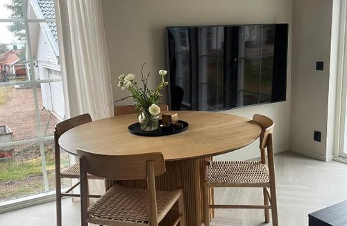 Vimmerby House | Nybyggd gäststuga med gångavstånd till badplats